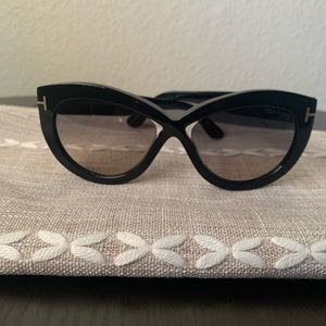 Tom Ford Women Sunglasses Diane 2 Like  New